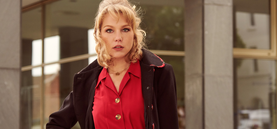 Vintage-Mäntel Frau in rotem Kleid und schwarzem Mantel im Vintage-Stil