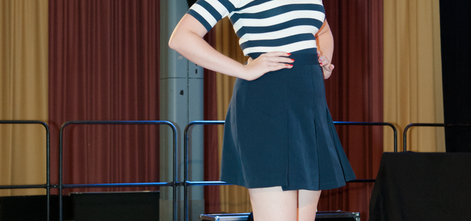 Vintage-Shorts Eine Frau trägt ein blau-weißes Oberteil und eine Vintage-Shorts im Matrosenlook
