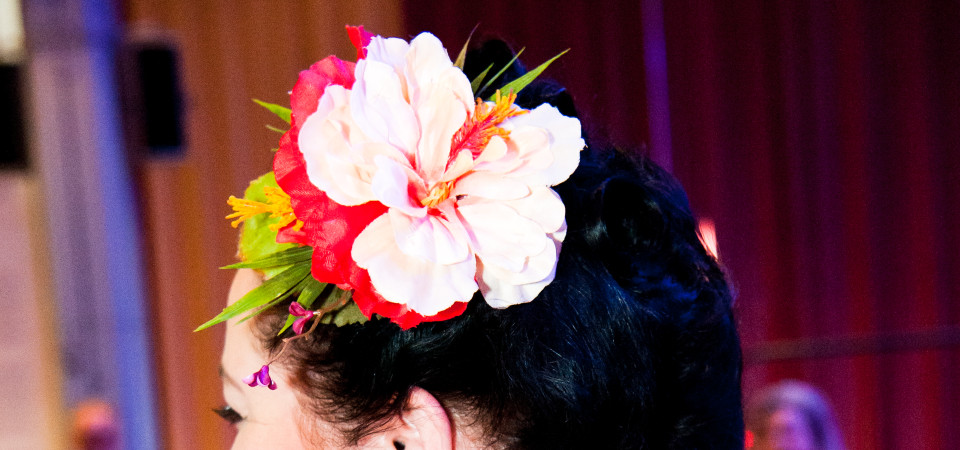 Haarschmuck Kopf einer Frau mit einer Orchideen-Haarblume im Haar
