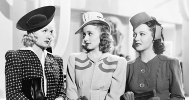 Termine Drei Frauen in den 1940er Jahren tragen Kleider und auffällige Hüte