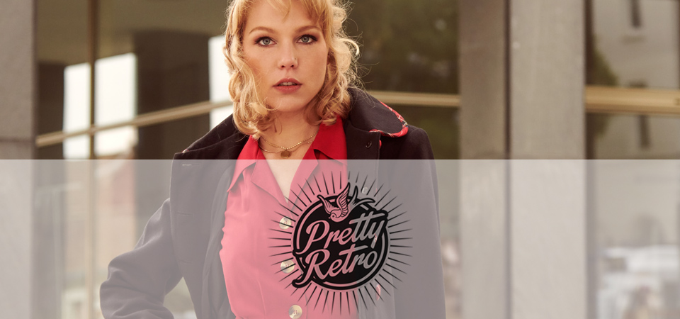 Pretty Retro Frau in rotem Kleid und schwarzem Mantel im Vintage-Stil, Logo der Marke Pretty Retro