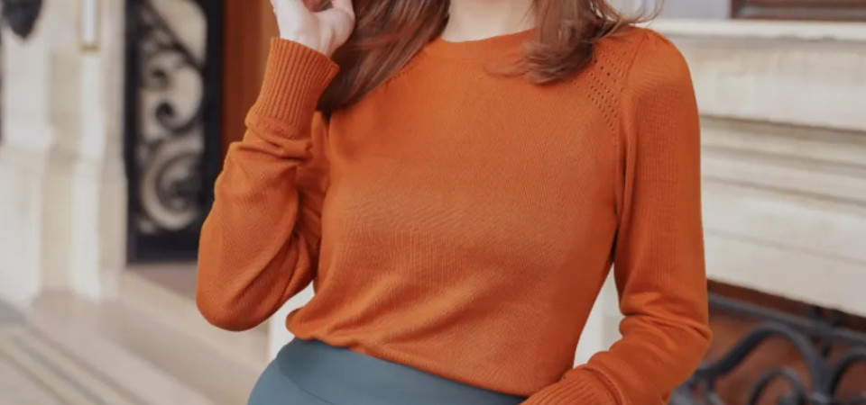 Vintage-Pullover Eine Frau trägt einen rostfarbenen Pullover im Vintage-Stil