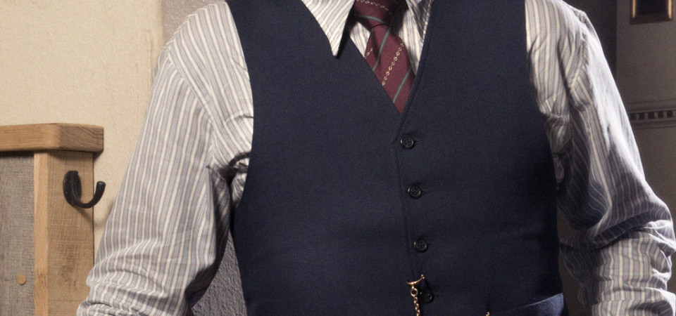 Herrenmode Eleganter Mann in Vintage-Hemd mit Weste