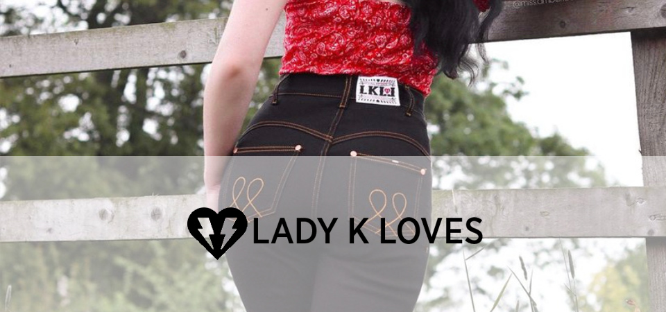 Lady K Loves Rückenansicht einer Frau in Rockabilly-Jeans, Logo der Marke Lady K Loves
