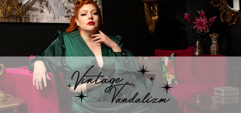 Vintage Vandalizm Frau in grünem Jumpsuit aus Satin mit Vintage Vandalizm Logo