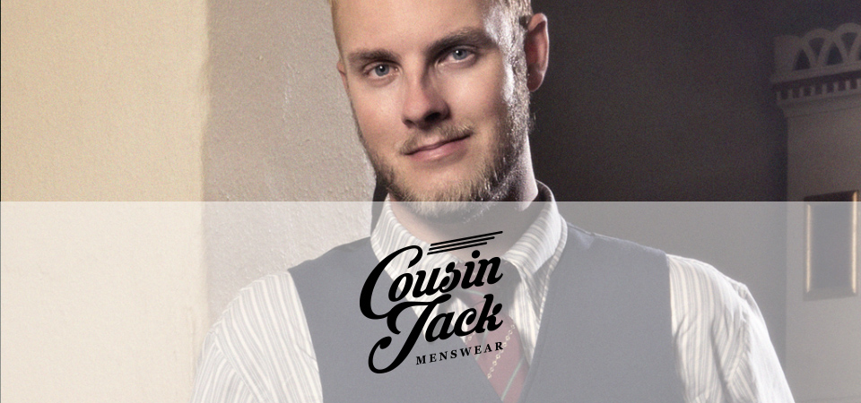 Cousin Jack Eleganter Mann in Vintage Hemd mit Weste, Logo der Marke Cousin Jack