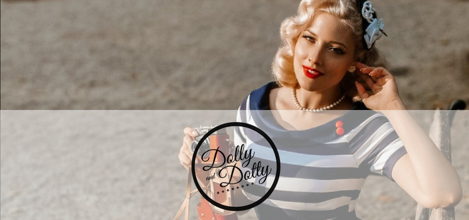 Frau in gestreiftem Matrosenkleid, Logo der Marke Dolly and Dotty