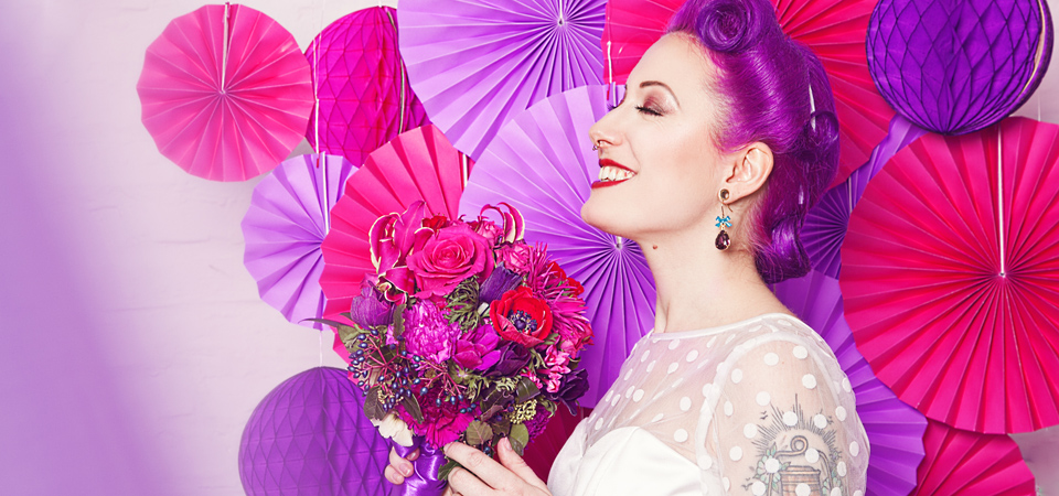 Brautkleider Eine glückliche Braut hält einen Blumenstrauß