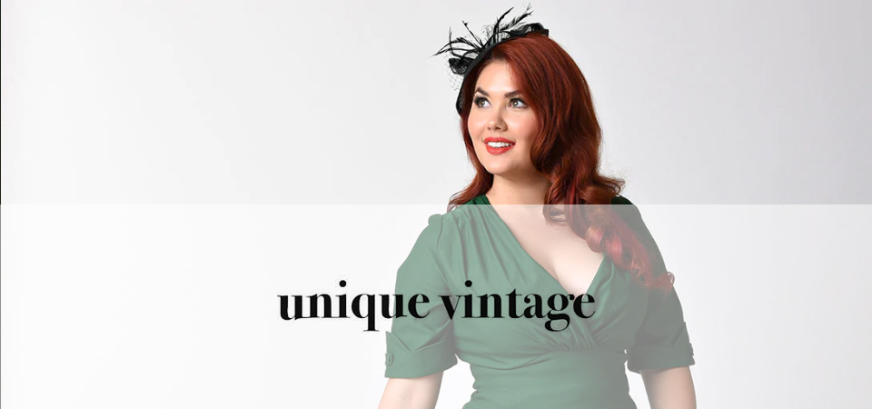 Unique Vintage Eine Frau trägt ein grünes Petticoatkleid im 50er Jahre Stil, Logo der Marke Unique Vintage