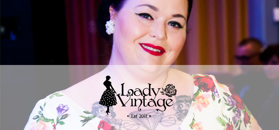 Lady Vintage Lächelnde Frau im geblümten Kleid, Logo der Marke Lady Vintage