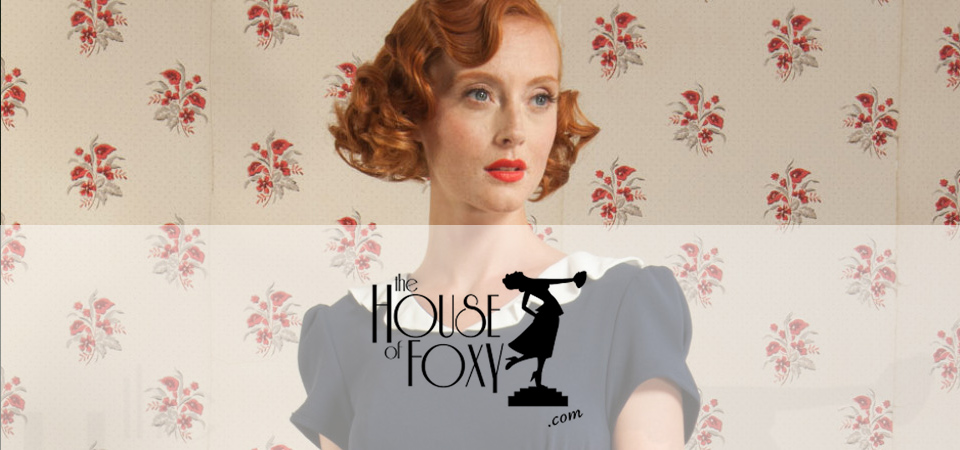 House of Foxy Eine Frau im 30er Jahre Kleid, Logo der Marke House of Foxy