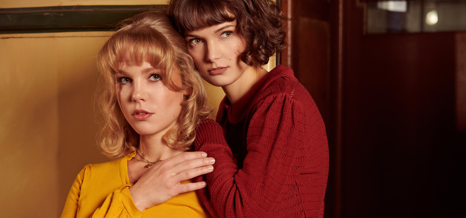 Vintage-Oberteile Zwei Frauen tragen Vintage-Oberteile in Herbstfarben
