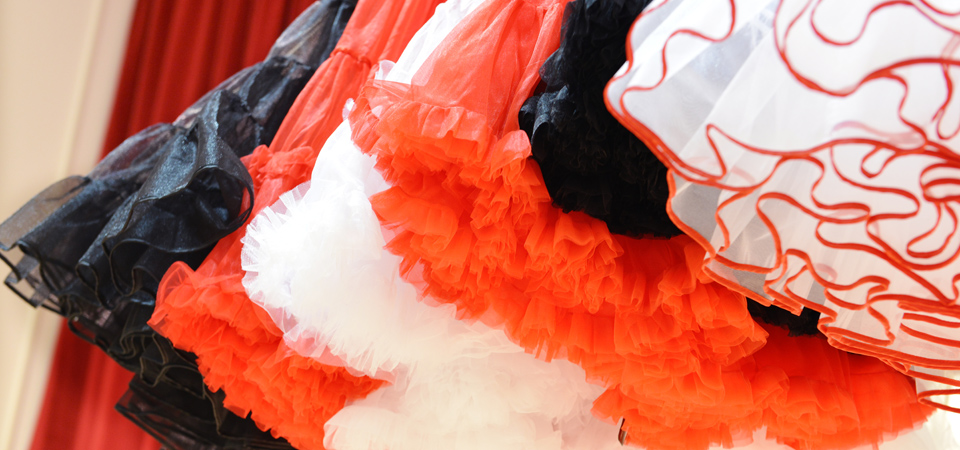 Petticoats Petticoats in verschiedenen Farben an einem Kleiderständer in einem Laden