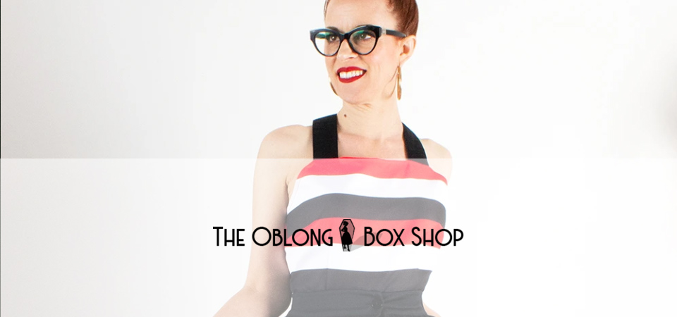 Oblong Box Shop Eine Frau trägt einen gestreiften Playsuit, Logo der Marke Oblong Box Shop