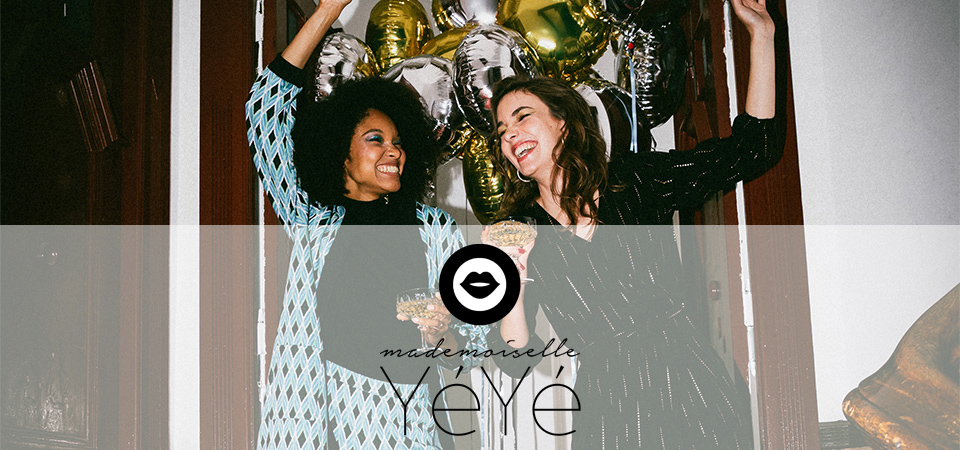 Mademoiselle Yeye Zwei Frauen in bunter Kleidung auf einer Party, Logo der Marke Mademoiselle Yeye