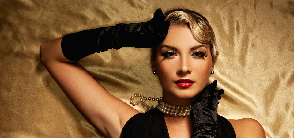 Handschuhe Elegante Frau im Vintage-Look mit langen schwarzen Handschuhen