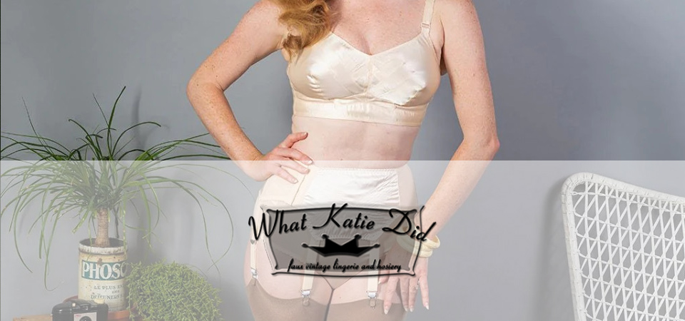Frau in Vintage Unterwäsche mit What Katie Did Logo