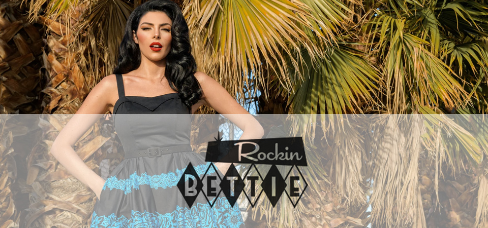 Rockin Bettie Frau in einem schwarz-türkisfarbenen Petticoatkleid im 50er Jahre Stil, Logo der Marke Rockin Bettie