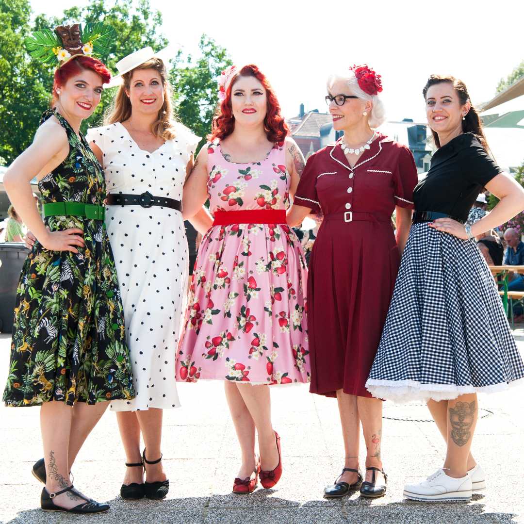 Vier Models in Kleidung der 50er Jahre beim Elvis Festival Bad Nauheim