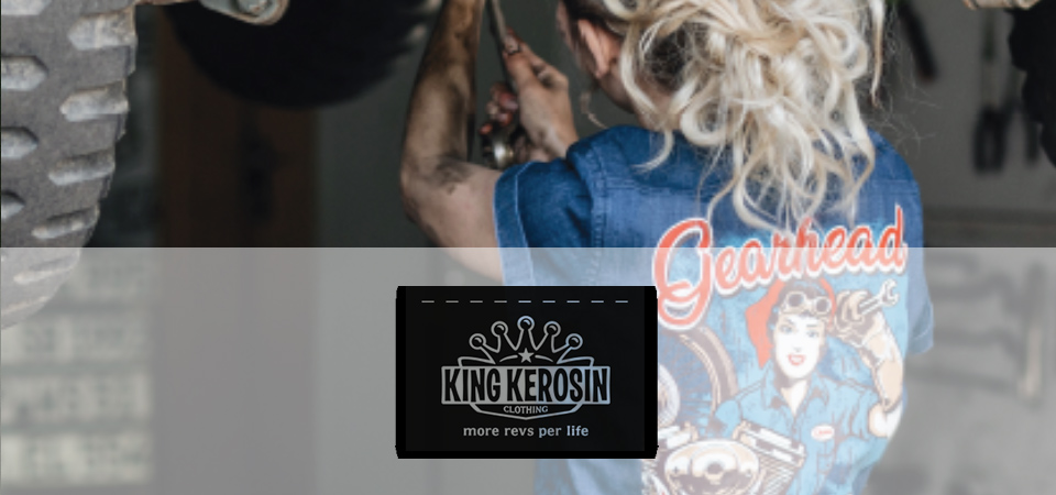 King Kerosin Rückenansicht einer Frau in einem bestickten Jeanshemd, die ein Auto repariert