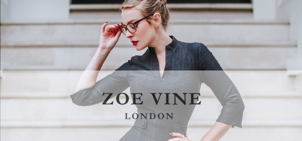 Zoe Vine Eine Frau trägt ein graues Pencilkleid im 50er Jahre Stil, Logo der Marke Zoe Vine