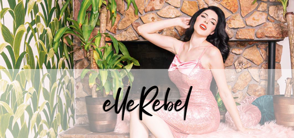 Elle Rebel Frau in einem rosa Cocktailkleid im 50er Jahre Stil mit Logo Elle Rebel